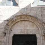 La sua origine del XIV secolo si evince dal portale romanico coronato in alto dagli scudi di Carlo III e Giovanna I 